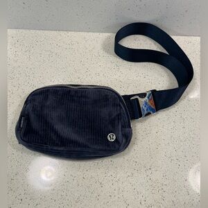 Lululemon Everywhere Belt Bag 1L True Navy Blue